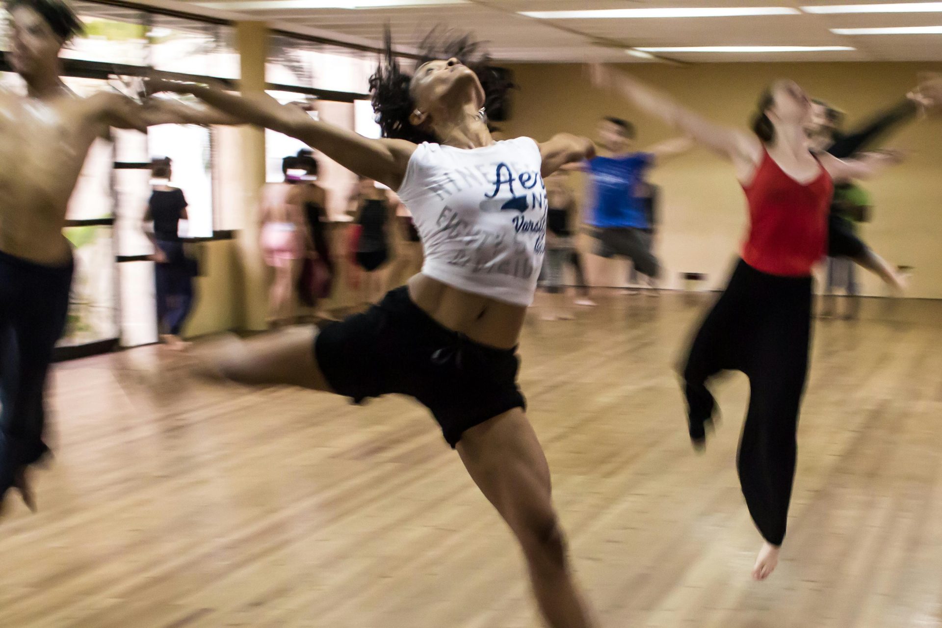 Clase de baile grupal dinámica que muestra diversas técnicas y expresiones llenas de energía.